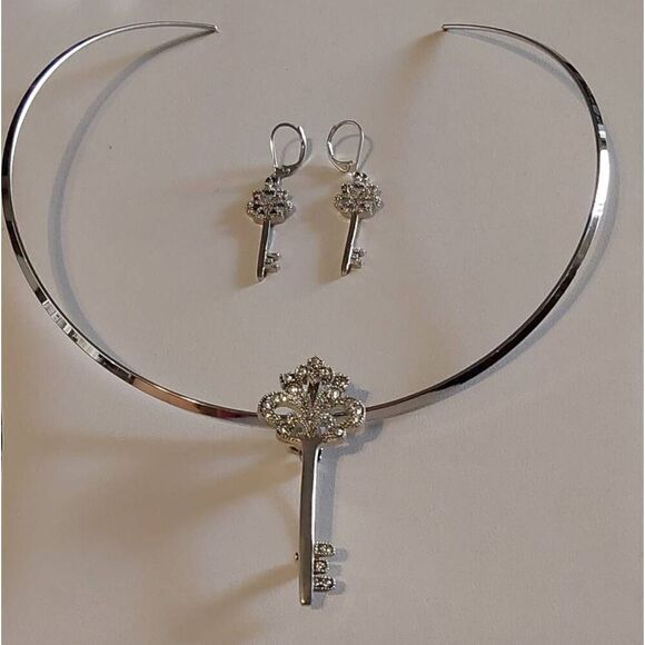 Trendy Silver Bling Rhinestone Key Design Pendant/Pin & Earring Set - Picture 1 of 2